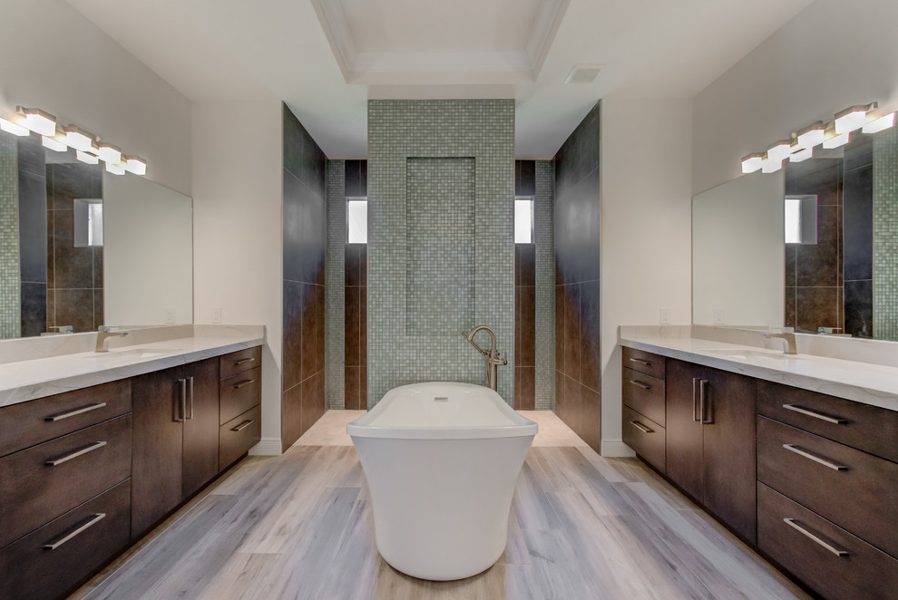 Стильный дизайн: большая главная ванная комната в стиле модернизм с плоскими фасадами, открытым душем, коричневой плиткой, керамической плиткой, серыми стенами, полом из керамической плитки, врезной раковиной, столешницей из искусственного кварца, серым полом, открытым душем, серой столешницей и серыми фасадами - последний тренд
