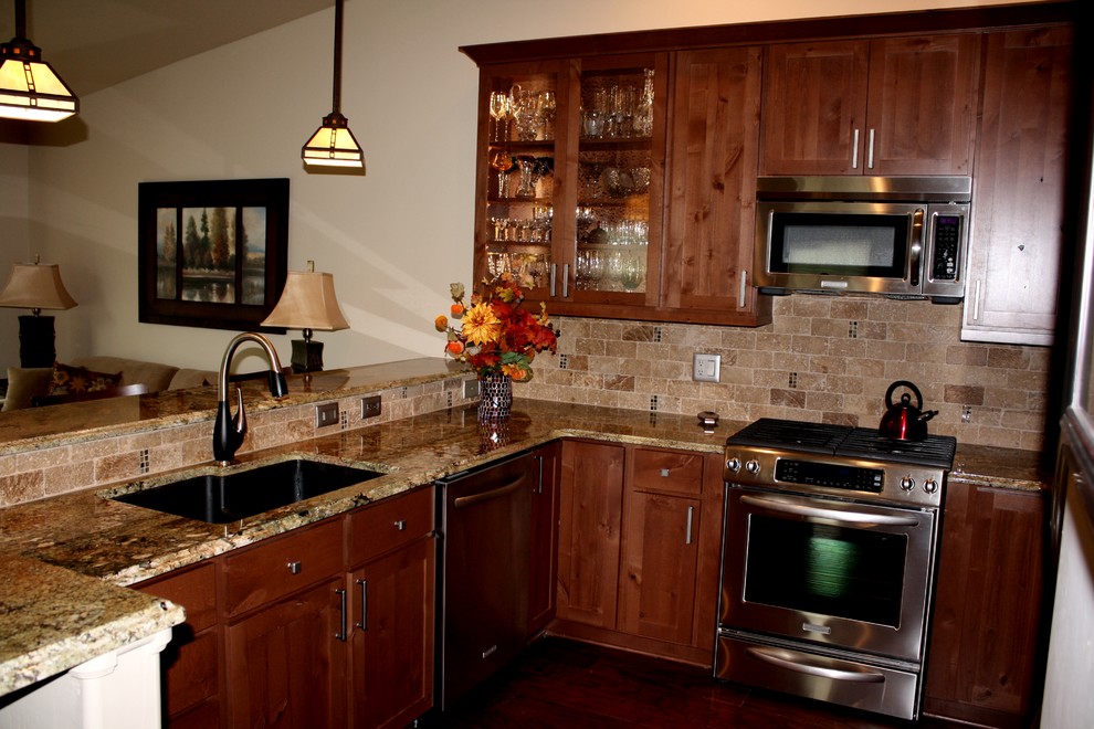 Immagine di una cucina tradizionale con lavello sottopiano, top in granito, paraspruzzi marrone, paraspruzzi con piastrelle in pietra e ante in stile shaker