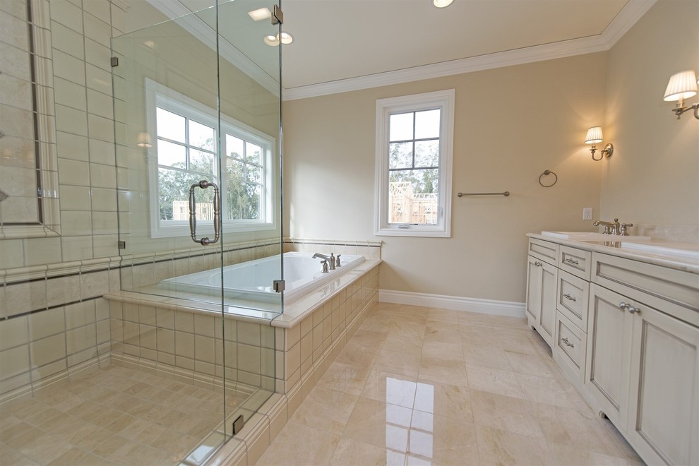 Пример оригинального дизайна: большая ванная комната в классическом стиле с фасадами с утопленной филенкой, искусственно-состаренными фасадами, паркетным полом среднего тона и разноцветным полом