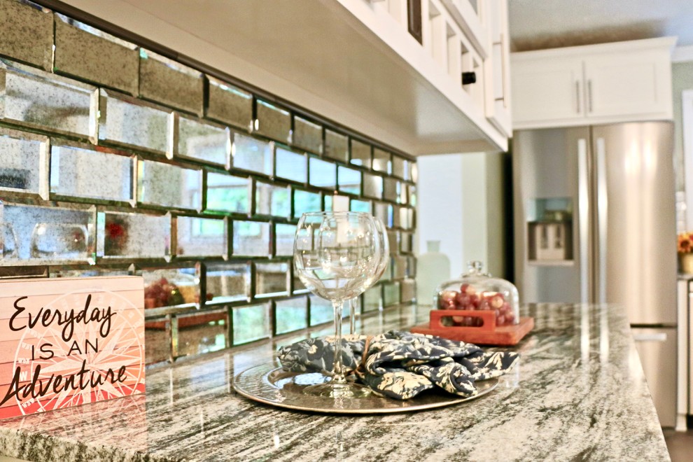 Diseño de cocina tradicional renovada, de tamaño medio, con fregadero sobremueble, armarios estilo shaker, puertas de armario blancas, encimera de granito, salpicadero blanco, salpicadero de azulejos de cerámica, electrodomésticos de acero inoxidable, suelo de baldosas de cerámica, península y suelo marrón