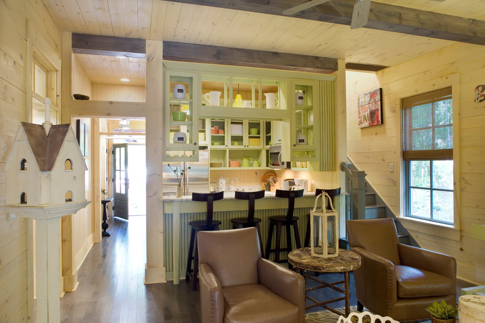 Geschlossene Rustikale Küche in U-Form mit Glasfronten und grünen Schränken in Atlanta