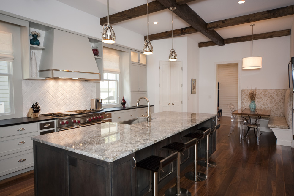 Moderne Küchenbar mit Landhausspüle, grauen Schränken, Küchenrückwand in Weiß, Küchengeräten aus Edelstahl, Schrankfronten mit vertiefter Füllung und Rückwand aus Steinfliesen in Charleston