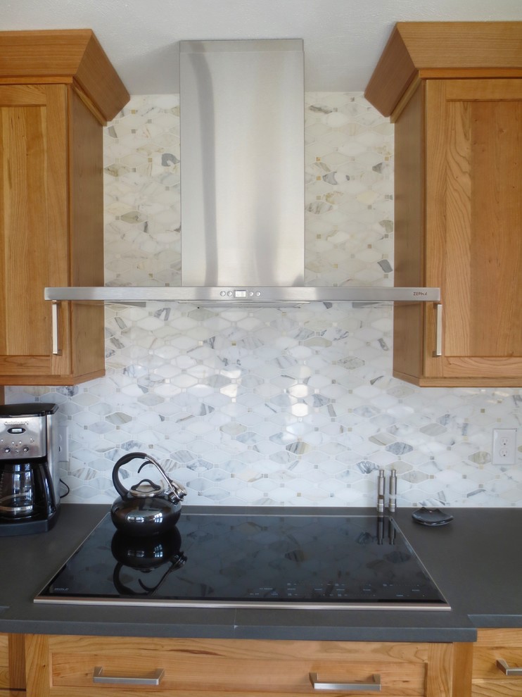 Klassisk inredning av ett mellanstort grå grått kök, med en undermonterad diskho, skåp i shakerstil, skåp i mellenmörkt trä, bänkskiva i kvarts, vitt stänkskydd, stänkskydd i marmor, rostfria vitvaror, vinylgolv, en köksö och grått golv
