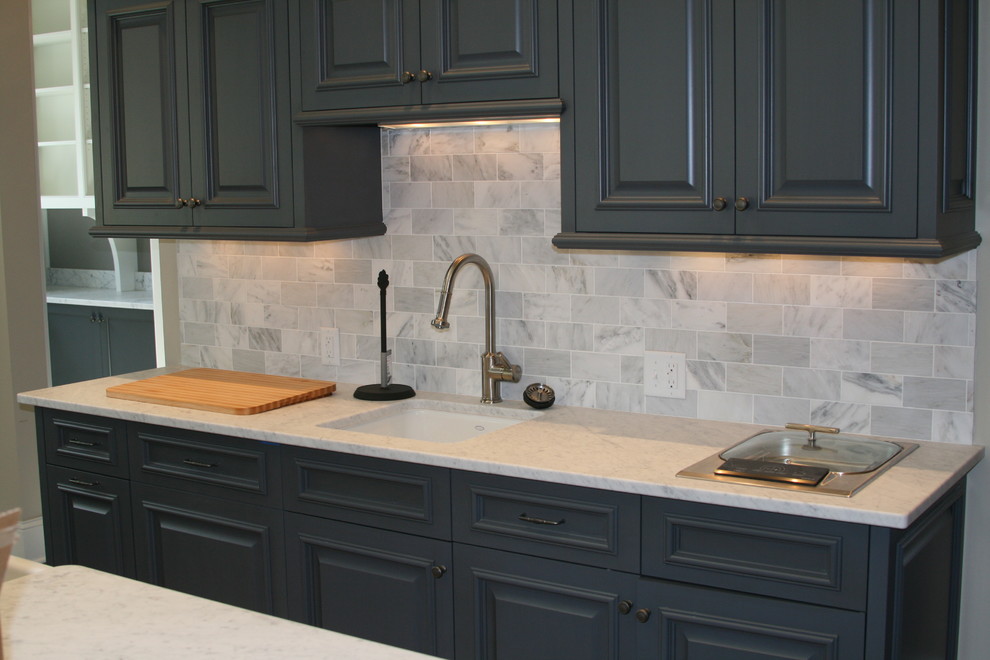 Klassische Küche mit Marmor-Arbeitsplatte, Küchenrückwand in Weiß und Rückwand aus Steinfliesen in Minneapolis