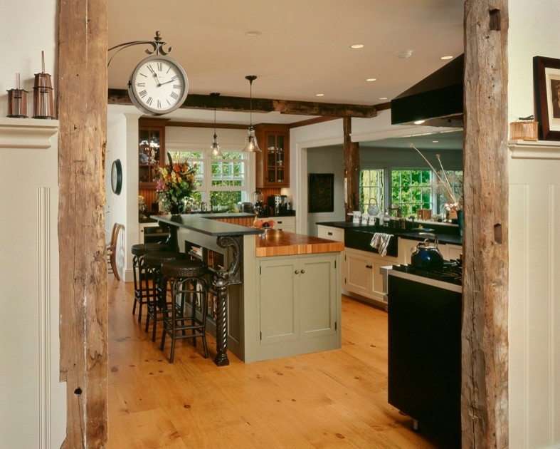 Foto di una cucina country di medie dimensioni con lavello stile country, ante in stile shaker, ante bianche, top in legno e pavimento in legno massello medio