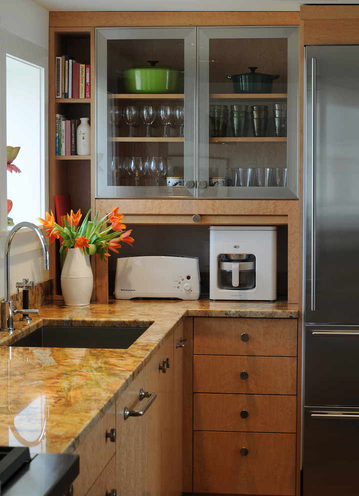 Modern inredning av ett kök, med granitbänkskiva och rostfria vitvaror