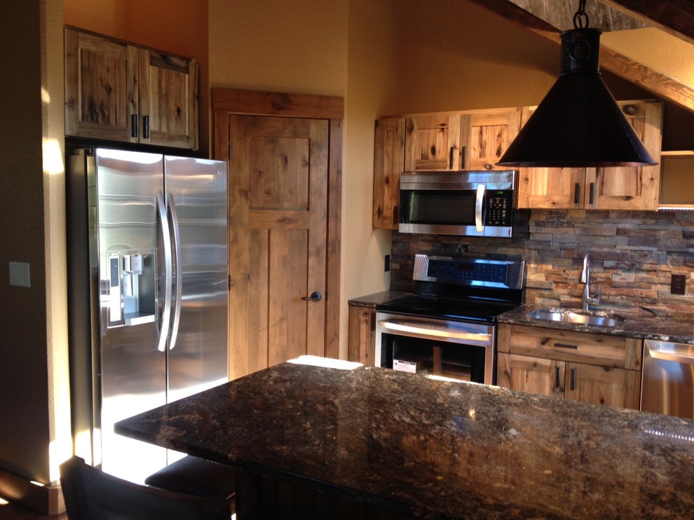 Foto på ett mellanstort rustikt linjärt kök och matrum, med en enkel diskho, luckor med infälld panel, skåp i mellenmörkt trä, granitbänkskiva, stänkskydd i stenkakel och rostfria vitvaror