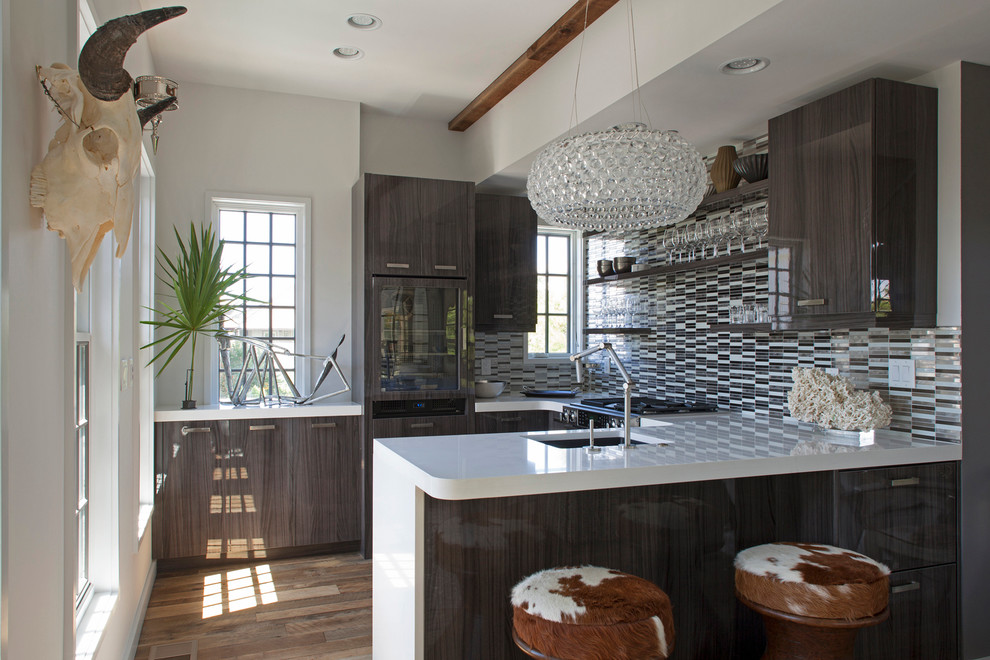 Moderne Küche mit Rückwand aus Stäbchenfliesen, bunter Rückwand, flächenbündigen Schrankfronten, braunen Schränken und Unterbauwaschbecken