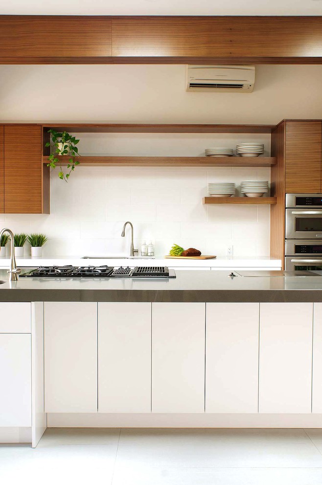 Moderne Küche mit Küchengeräten aus Edelstahl, offenen Schränken und hellbraunen Holzschränken in Toronto