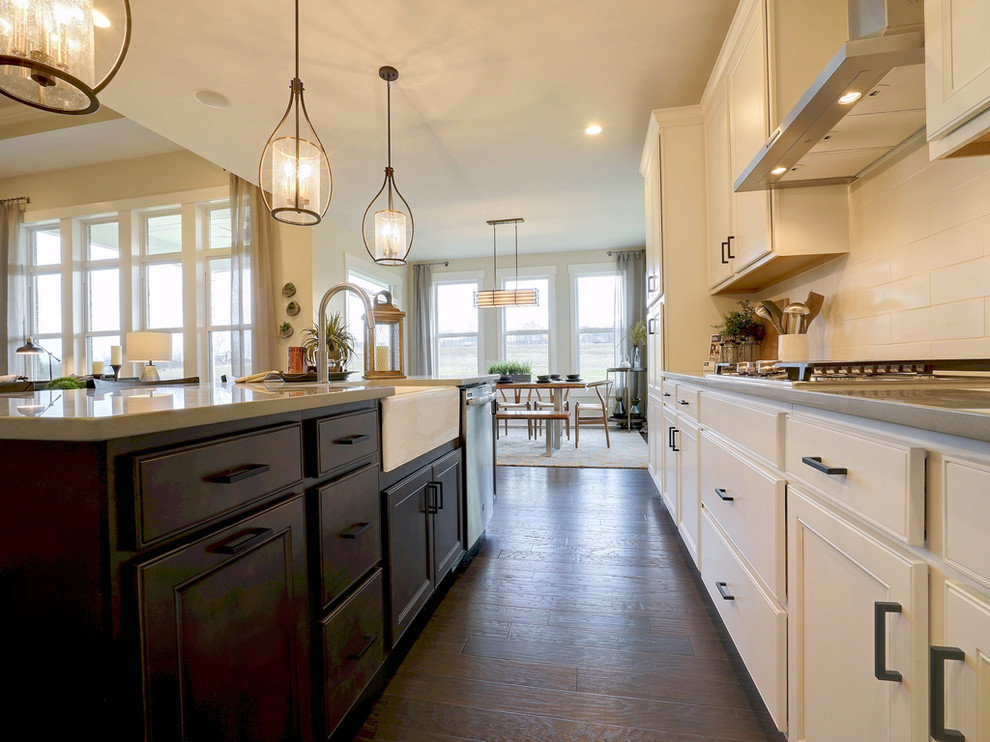 Klassisk inredning av ett linjärt kök, med en rustik diskho, luckor med upphöjd panel, vita skåp, bänkskiva i koppar, vitt stänkskydd, stänkskydd i keramik, rostfria vitvaror, mörkt trägolv, en köksö och brunt golv