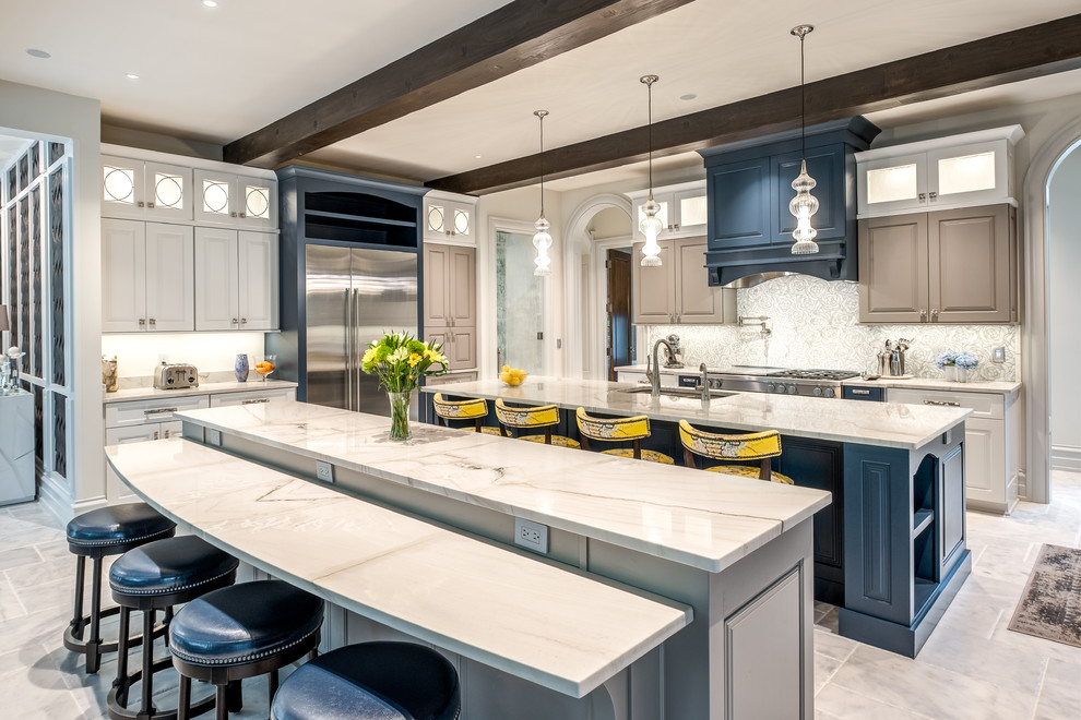Klassische Küche mit Granit-Arbeitsplatte, Unterbauwaschbecken, profilierten Schrankfronten, blauen Schränken, Küchenrückwand in Grau, Küchengeräten aus Edelstahl, zwei Kücheninseln, grauem Boden und weißer Arbeitsplatte in Indianapolis