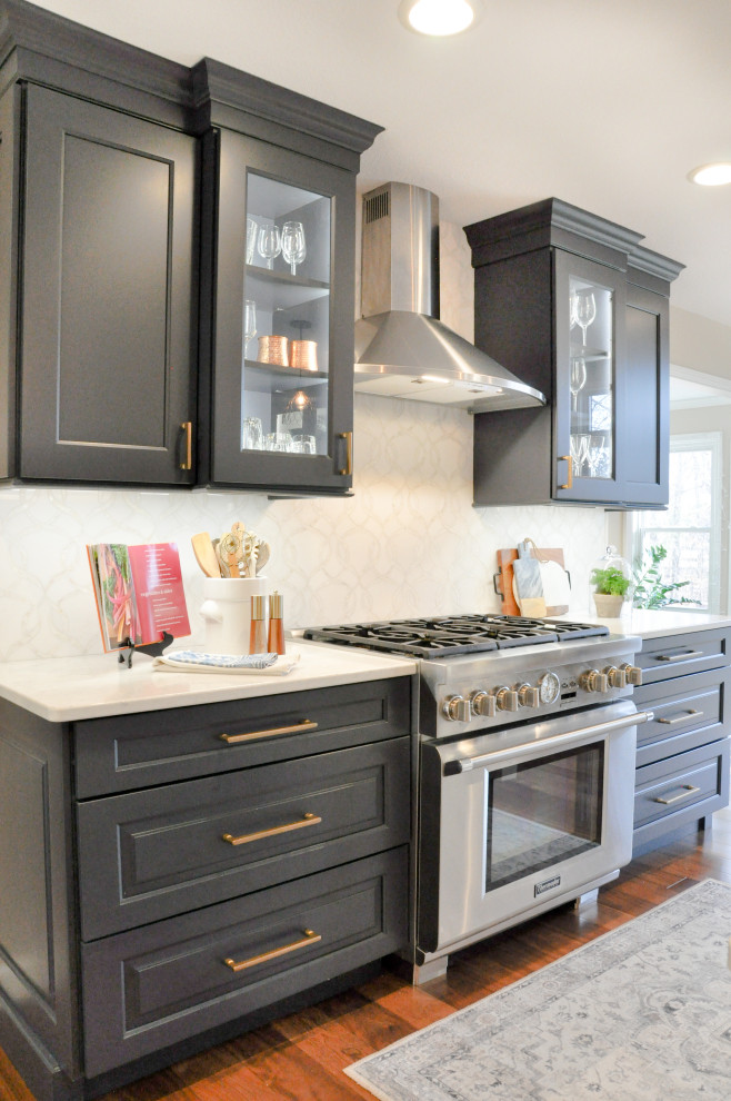 Exempel på ett stort klassiskt vit vitt kök och matrum, med en undermonterad diskho, luckor med upphöjd panel, blå skåp, bänkskiva i kvarts, vitt stänkskydd, stänkskydd i mosaik, rostfria vitvaror, mellanmörkt trägolv, en köksö och brunt golv