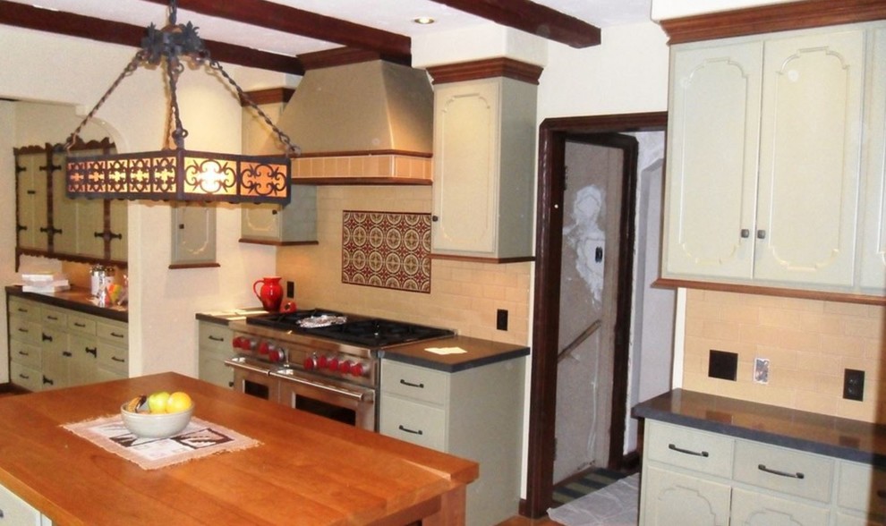 Idéer för ett mellanstort klassiskt kök, med en dubbel diskho, luckor med infälld panel, vita skåp, bänkskiva i kvarts, flerfärgad stänkskydd, stänkskydd i keramik, rostfria vitvaror, mellanmörkt trägolv och en köksö