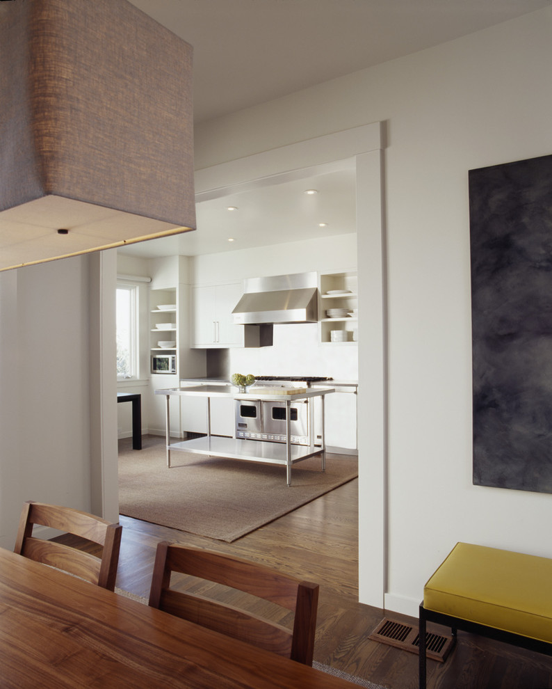 サンフランシスコにあるトランジショナルスタイルのおしゃれなI型キッチン (シルバーの調理設備、フラットパネル扉のキャビネット、白いキャビネット) の写真