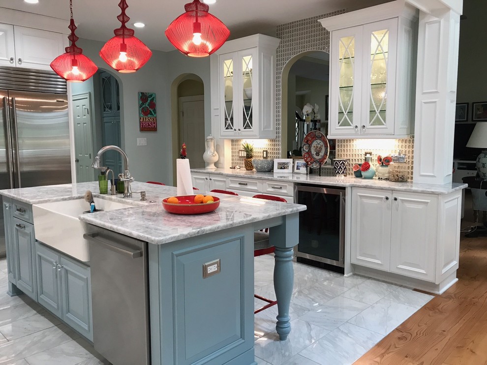 Shabby chic-inspirerad inredning av ett kök, med en rustik diskho, luckor med upphöjd panel, gröna skåp, marmorbänkskiva, grönt stänkskydd, stänkskydd i glaskakel, rostfria vitvaror, klinkergolv i keramik, en köksö och vitt golv