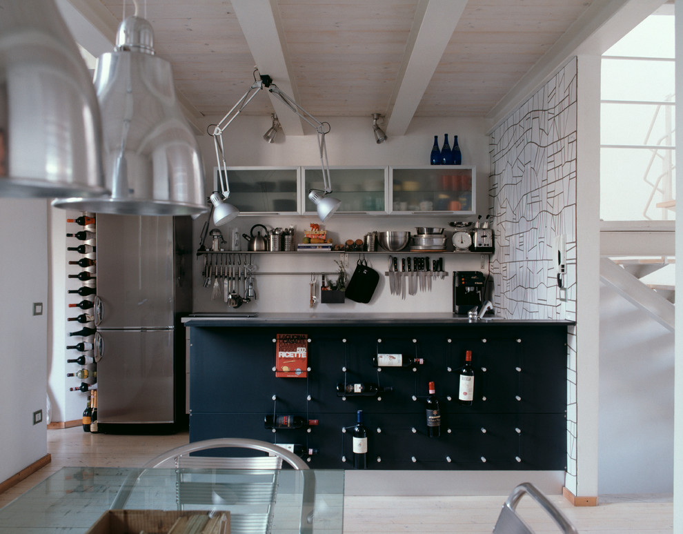 Einzeilige Moderne Wohnküche mit Halbinsel, Küchengeräten aus Edelstahl, hellem Holzboden, Glasfronten und schwarzen Schränken in Florenz