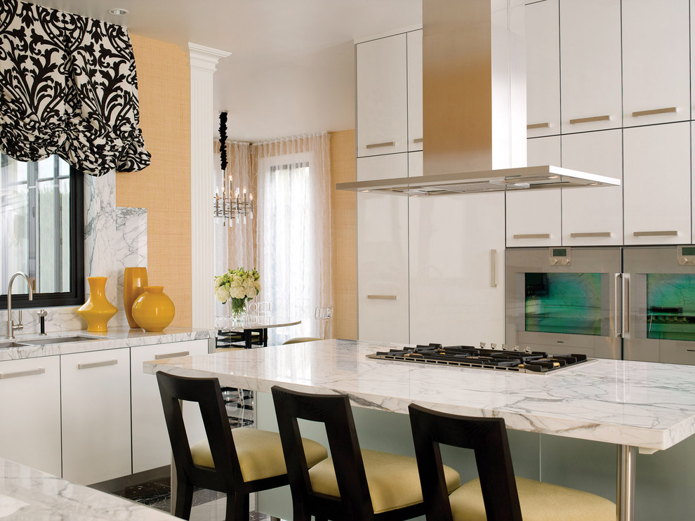 Moderne Küche mit Küchengeräten aus Edelstahl in Miami