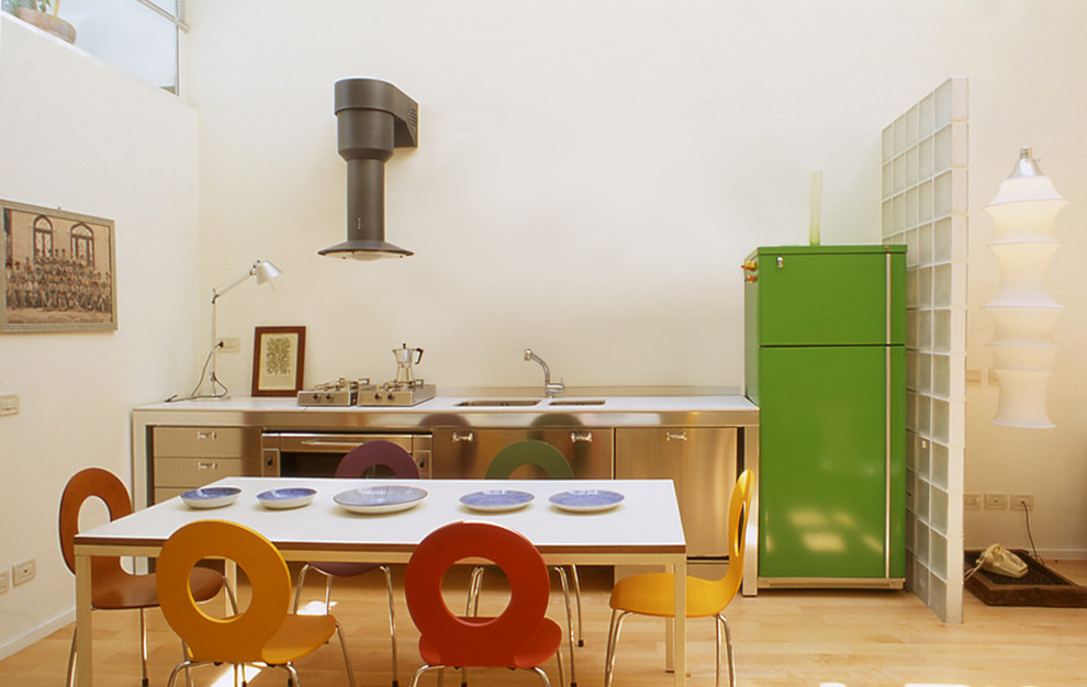 ミラノにあるエクレクティックスタイルのおしゃれなキッチンの写真