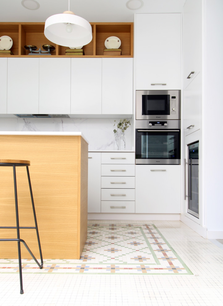 Exempel på ett mellanstort medelhavsstil vit vitt kök, med släta luckor, vita skåp, klinkergolv i keramik, en köksö och grönt golv