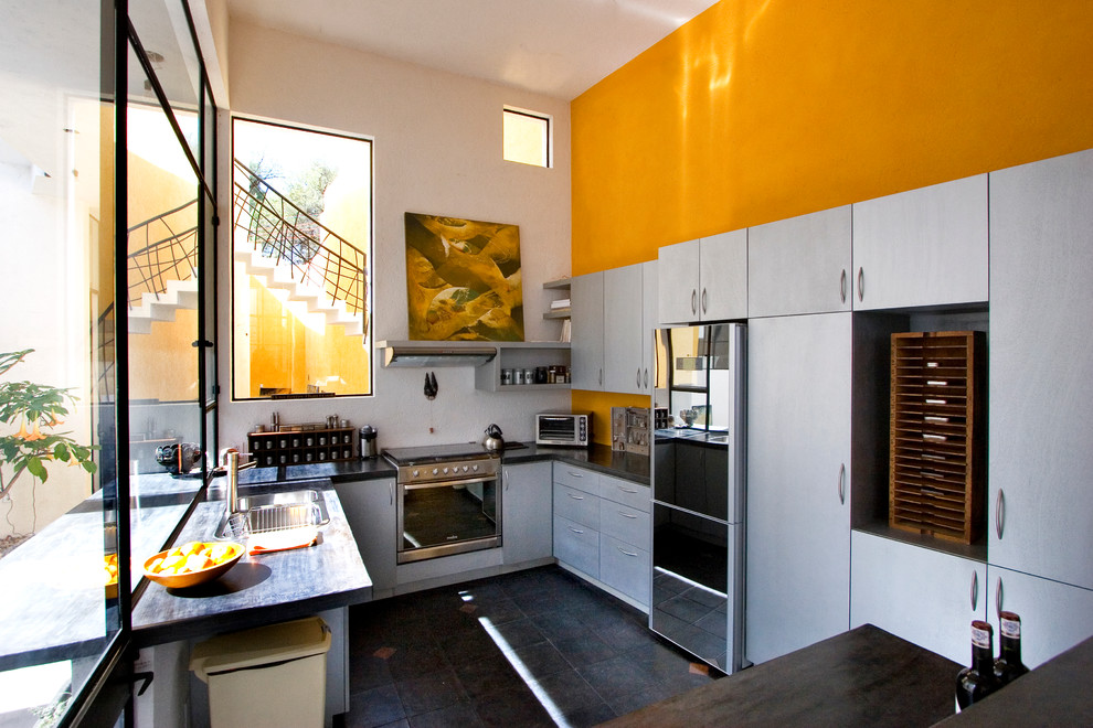Diseño de cocinas en U contemporáneo cerrado con fregadero encastrado, armarios con paneles lisos y puertas de armario grises