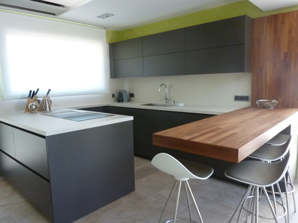 Стильный дизайн: п-образная кухня-гостиная среднего размера в современном стиле с плоскими фасадами и серыми фасадами без острова - последний тренд