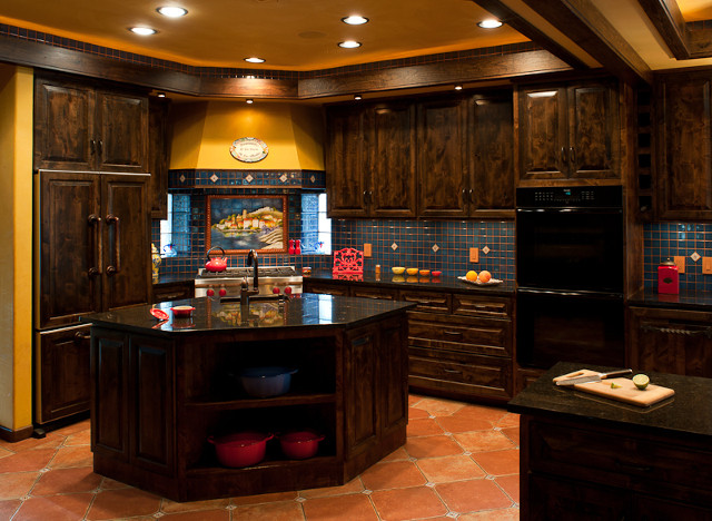 Esempio di una cucina american style chiusa e di medie dimensioni con ante in legno bruno e paraspruzzi blu