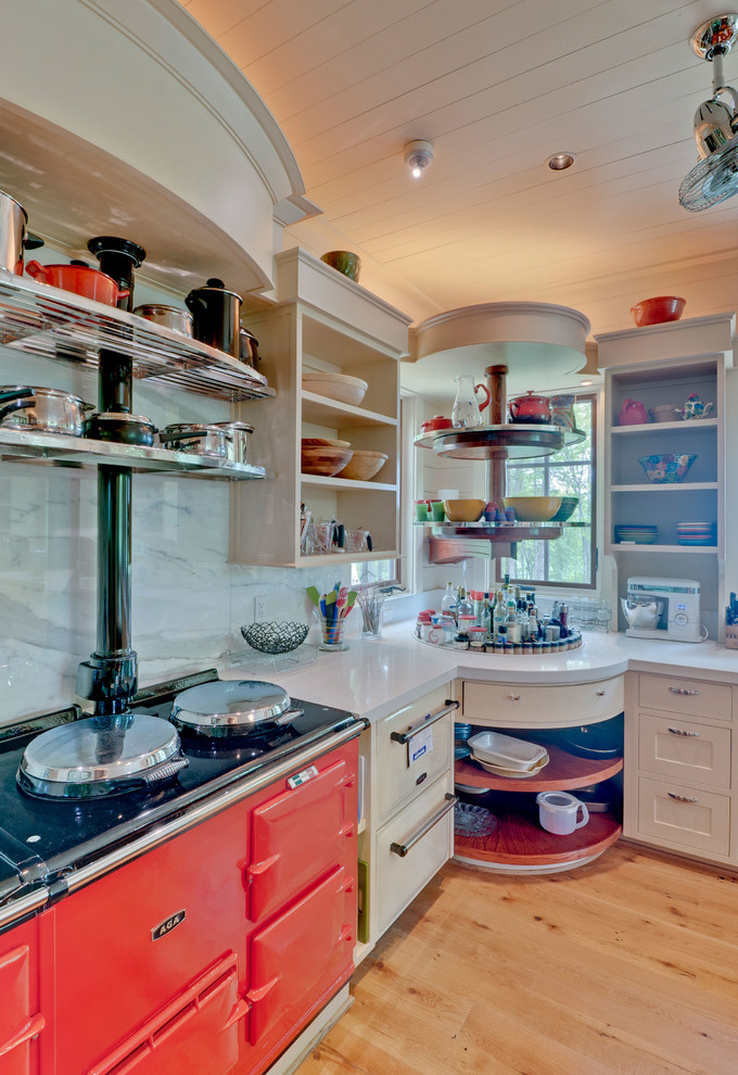 Bild på ett stort funkis kök, med skåp i shakerstil, beige skåp, vitt stänkskydd, ljust trägolv, en enkel diskho, färgglada vitvaror och en köksö