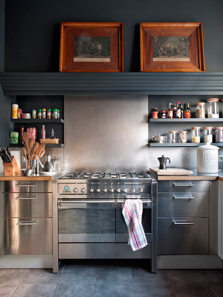 Inspiration för ett avskilt, mellanstort vintage l-kök, med stänkskydd med metallisk yta, rostfria vitvaror, öppna hyllor, grå skåp, träbänkskiva, stänkskydd i metallkakel och klinkergolv i keramik