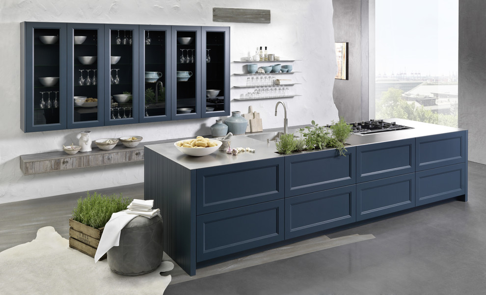 Ispirazione per una cucina stile marinaro di medie dimensioni con lavello integrato, ante con riquadro incassato, ante blu, top in acciaio inossidabile e pavimento in cemento