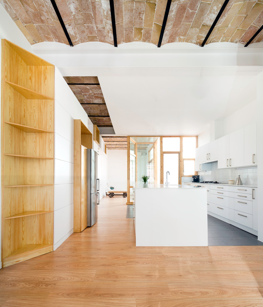 Idéer för ett stort modernt linjärt kök med öppen planlösning, med släta luckor, vita skåp, vitt stänkskydd, stänkskydd i keramik och en köksö