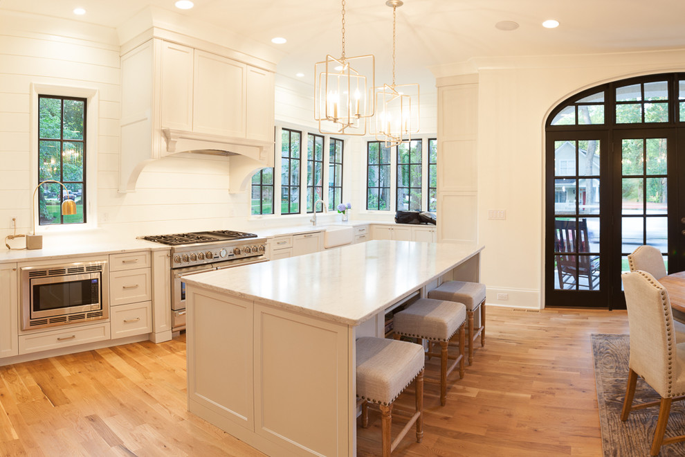 Große Klassische Küche in L-Form mit weißen Schränken, Marmor-Arbeitsplatte, Küchengeräten aus Edelstahl und Kücheninsel in Charlotte