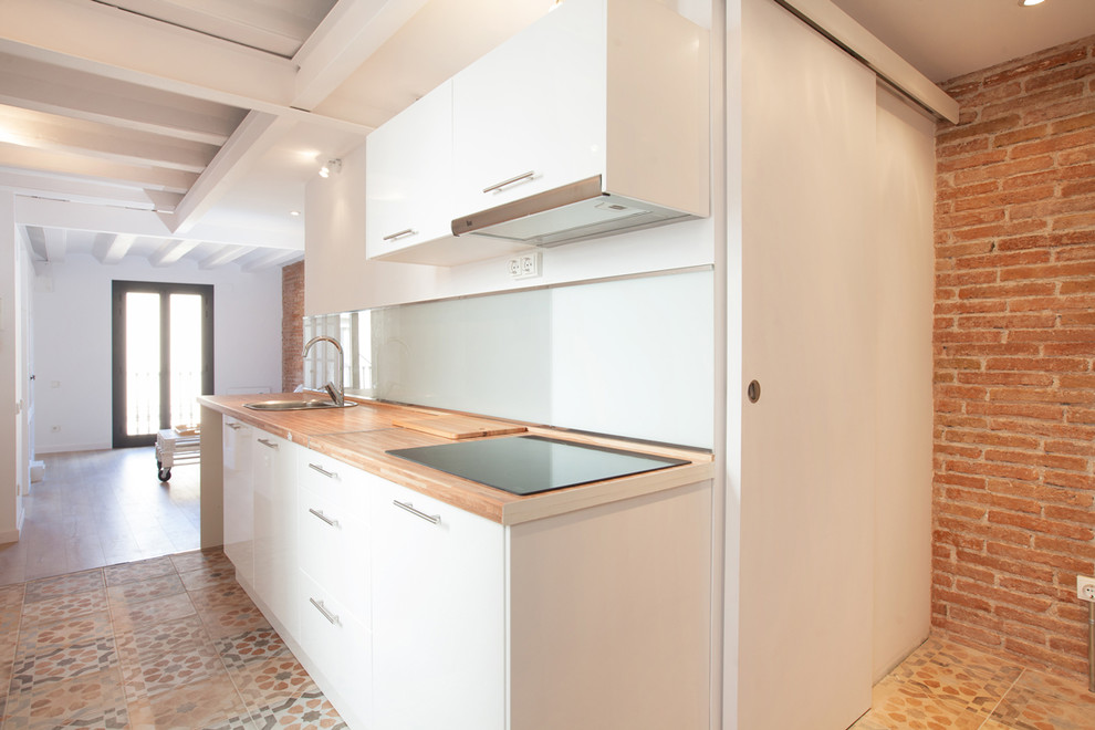 Modelo de cocina lineal escandinava de tamaño medio abierta sin isla con armarios con paneles lisos y puertas de armario blancas