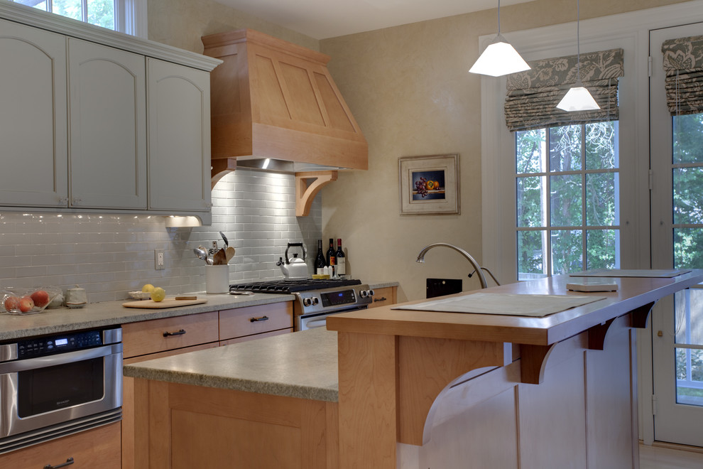 Foto de cocina clásica con electrodomésticos de acero inoxidable, salpicadero de azulejos tipo metro y salpicadero blanco