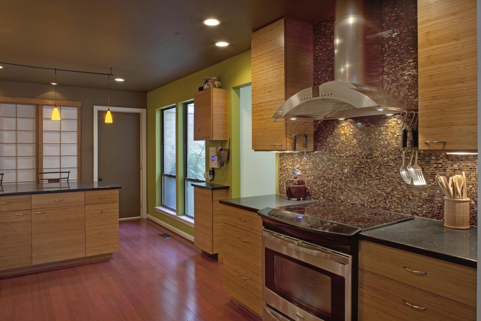 Immagine di una cucina contemporanea con paraspruzzi marrone, paraspruzzi con piastrelle a mosaico, ante lisce e ante in legno scuro