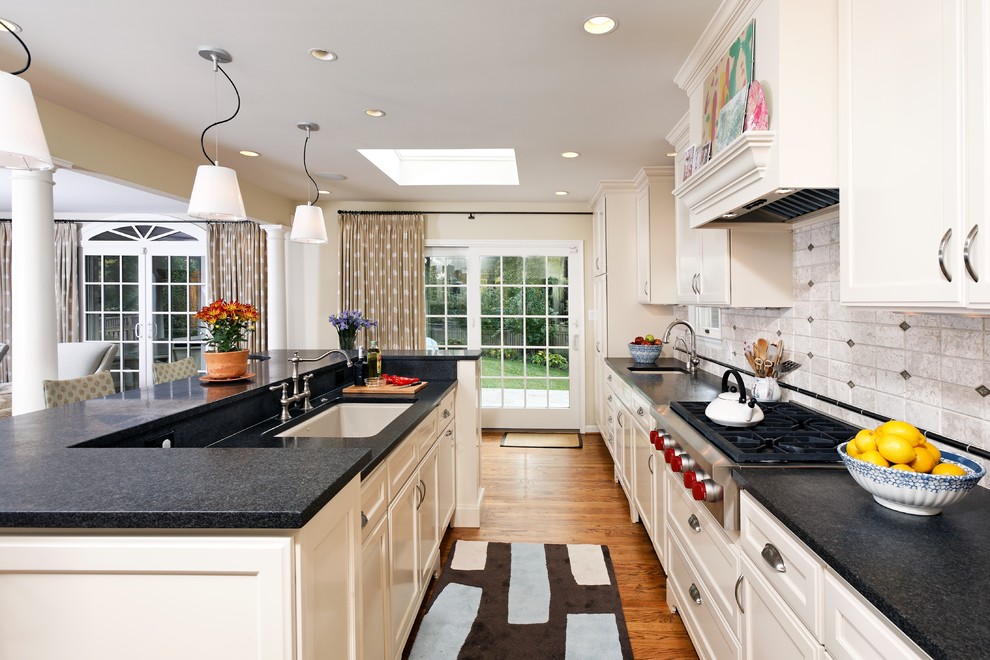 ワシントンD.C.にあるコンテンポラリースタイルのおしゃれなキッチン (アンダーカウンターシンク、落し込みパネル扉のキャビネット、白いキャビネット、白いキッチンパネル) の写真
