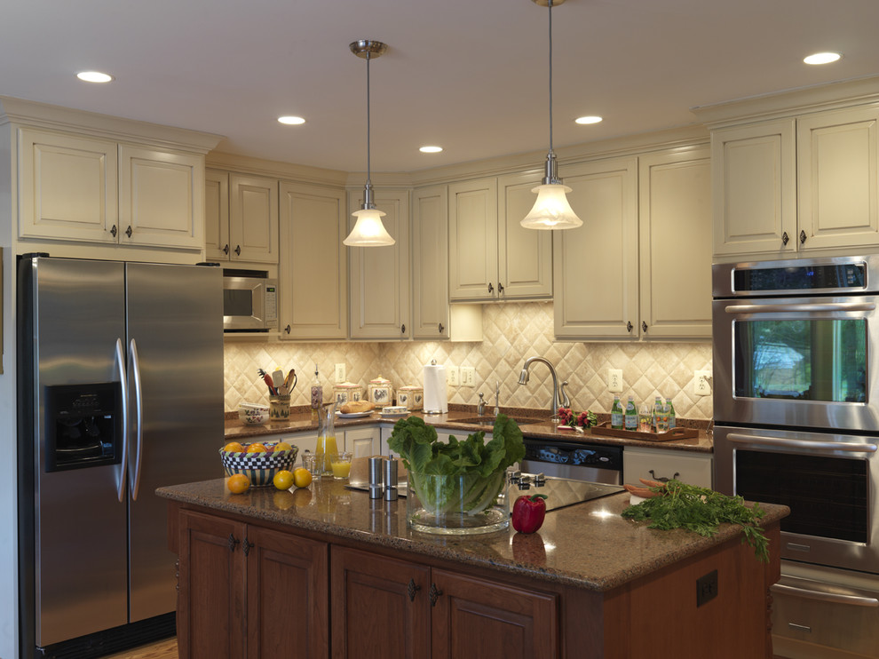 Klassische Küche mit profilierten Schrankfronten, weißen Schränken, Küchenrückwand in Beige und Küchengeräten aus Edelstahl in Washington, D.C.