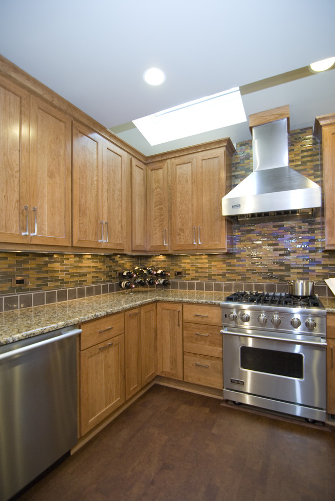 Cette photo montre une cuisine tendance en L et bois brun avec un placard à porte shaker, une crédence multicolore et un électroménager en acier inoxydable.