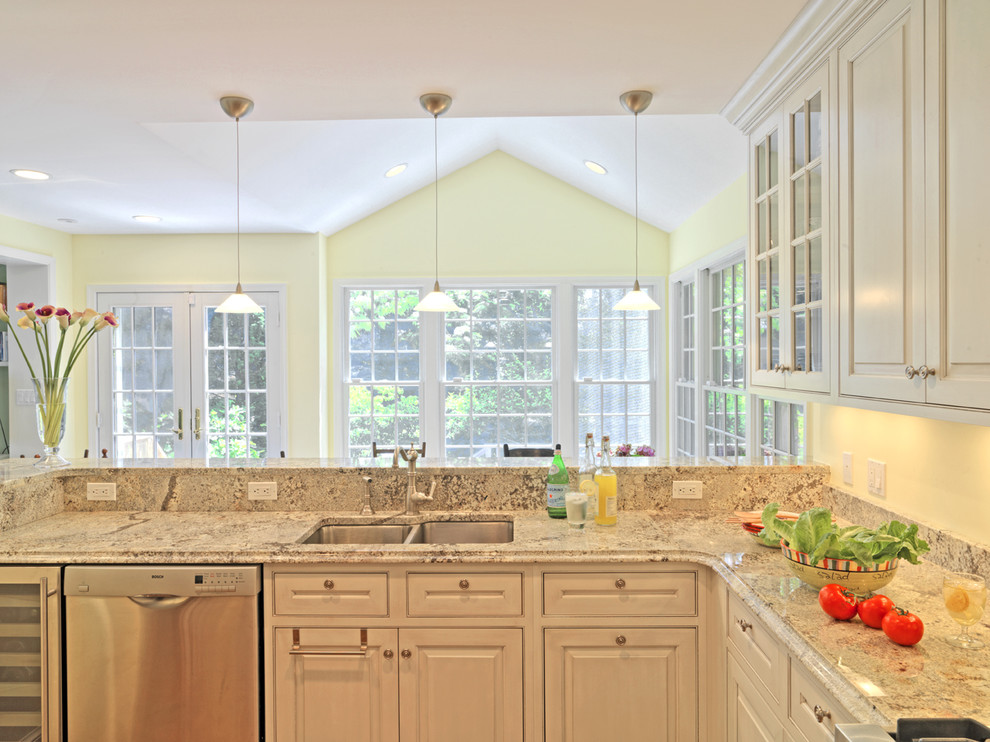 Klassische Küchenbar mit Doppelwaschbecken, profilierten Schrankfronten und weißen Schränken in Washington, D.C.