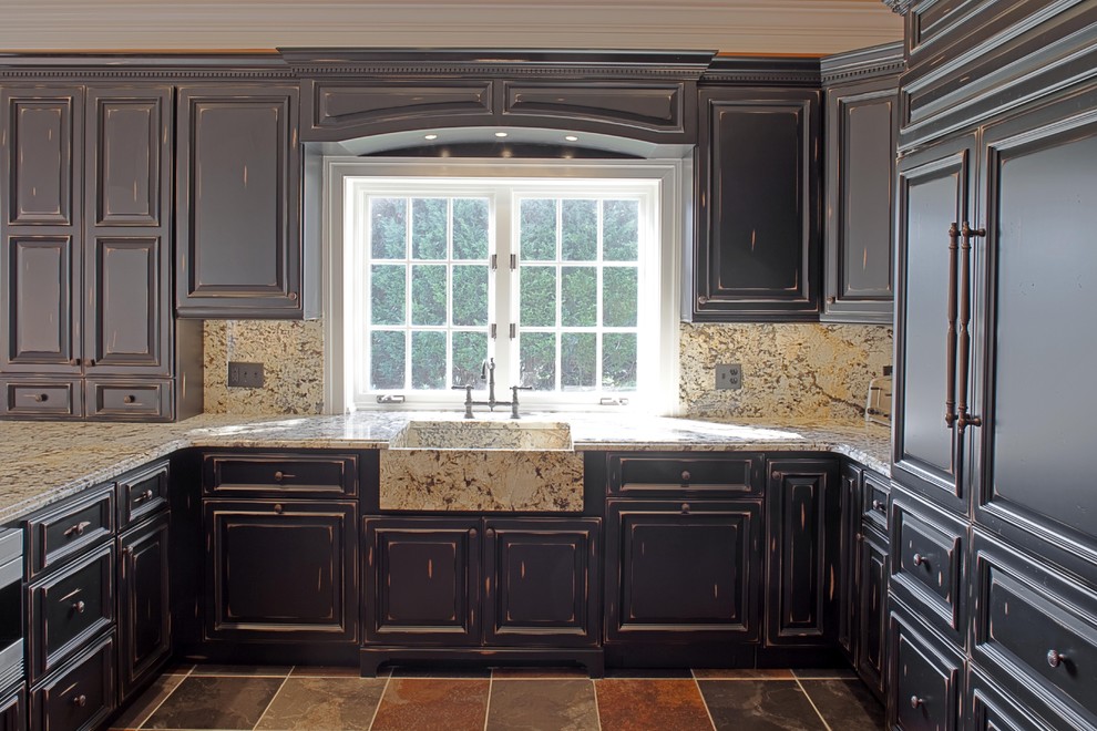 Klassische Küche mit Granit-Arbeitsplatte, Landhausspüle, profilierten Schrankfronten, Schränken im Used-Look, bunter Rückwand und Rückwand aus Stein in Washington, D.C.