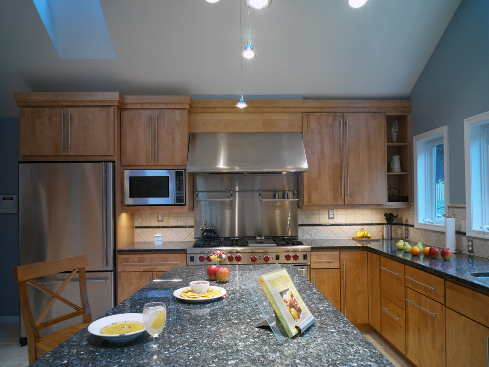 Moderne Küchenbar in L-Form mit Küchengeräten aus Edelstahl, Granit-Arbeitsplatte, flächenbündigen Schrankfronten, hellbraunen Holzschränken und Küchenrückwand in Beige in Washington, D.C.
