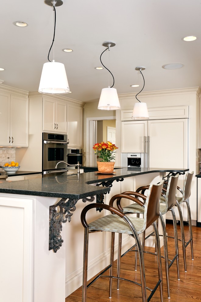 Foto de cocina actual con armarios con paneles empotrados, puertas de armario blancas y electrodomésticos con paneles