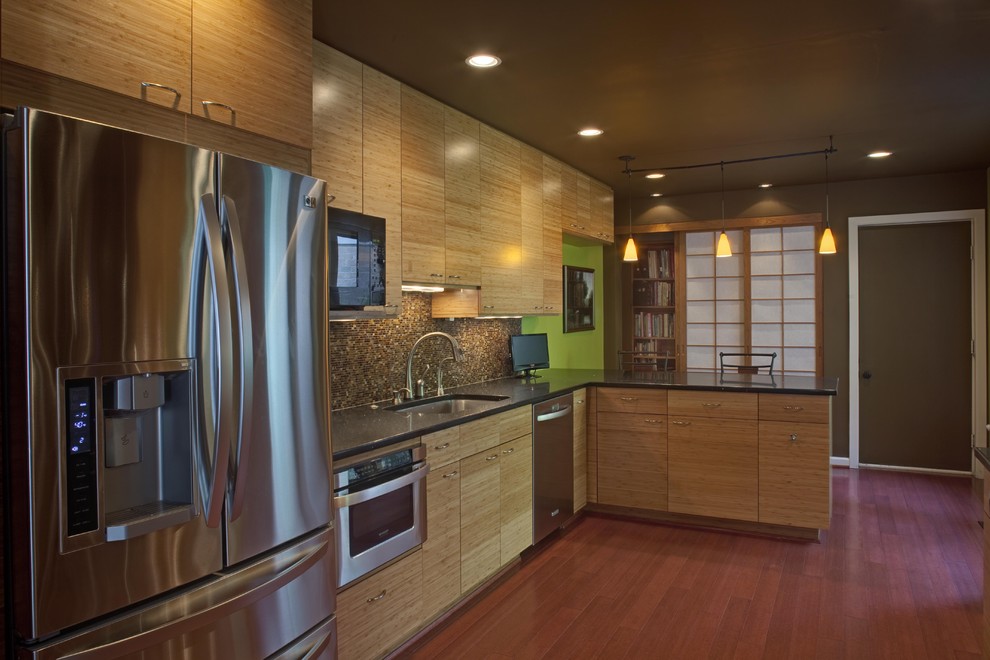 Foto di una cucina design con elettrodomestici in acciaio inossidabile, lavello sottopiano, ante lisce, ante in legno scuro, paraspruzzi marrone e paraspruzzi con piastrelle a mosaico