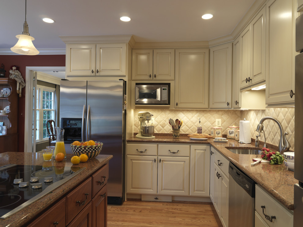 ワシントンD.C.にあるトラディショナルスタイルのおしゃれなキッチン (シングルシンク、レイズドパネル扉のキャビネット、ベージュのキャビネット、シルバーの調理設備) の写真