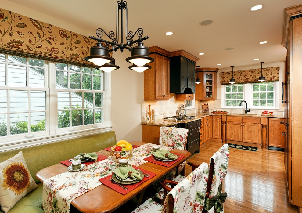 Источник вдохновения для домашнего уюта: кухня в классическом стиле с обеденным столом и фасадами цвета дерева среднего тона