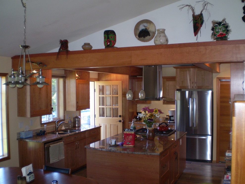 Bild på ett vintage kök och matrum, med en undermonterad diskho, skåp i shakerstil, skåp i ljust trä, granitbänkskiva, beige stänkskydd och rostfria vitvaror