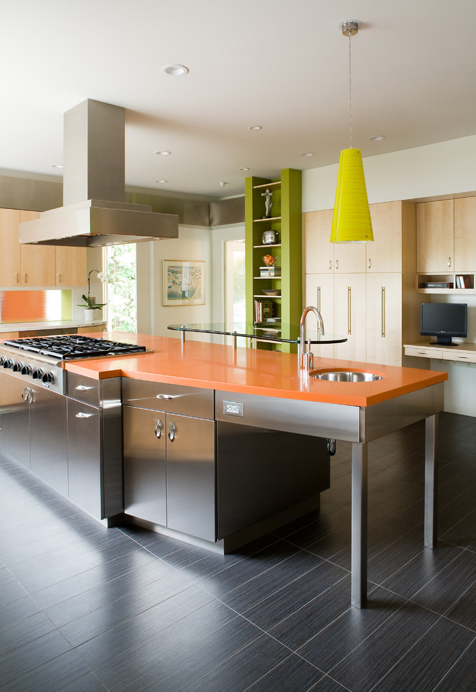 Aménagement d'une cuisine éclectique avec un plan de travail orange.