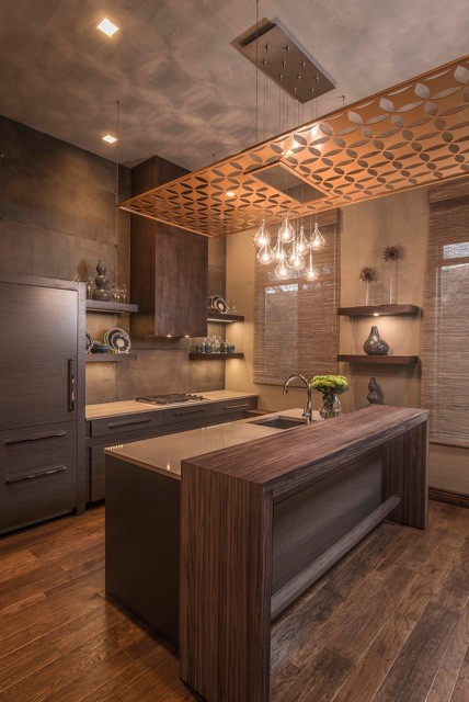 Offene, Mittelgroße Moderne Küche mit flächenbündigen Schrankfronten, hellbraunen Holzschränken, Rückwand aus Porzellanfliesen, braunem Holzboden und Kücheninsel in Phoenix