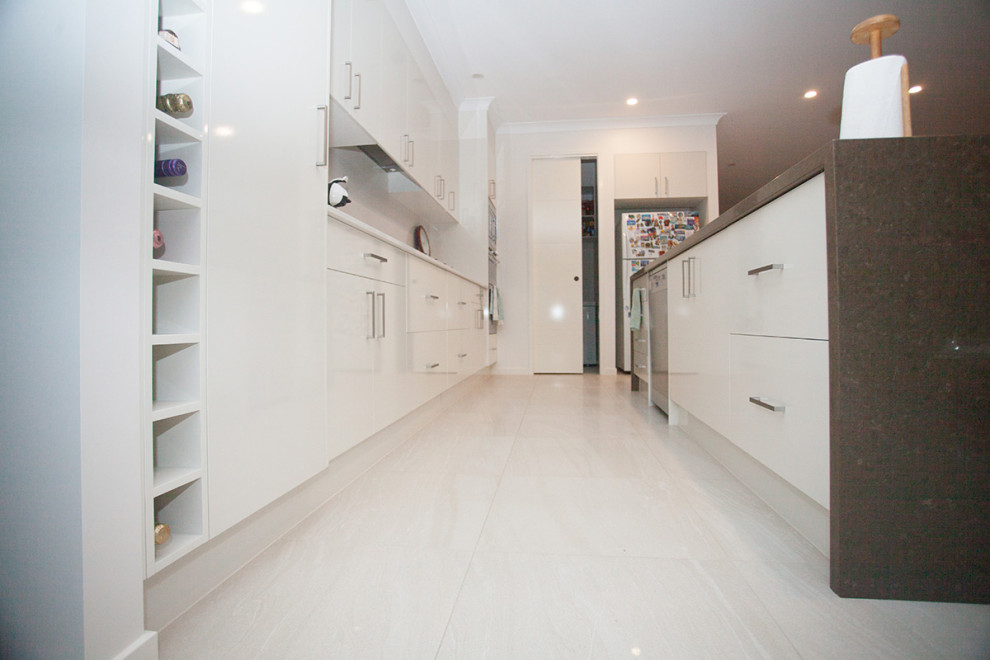 Foto di una cucina minimalista di medie dimensioni con ante bianche, top in quarzo composito, paraspruzzi grigio, paraspruzzi in travertino, pavimento con piastrelle in ceramica, pavimento bianco e top marrone