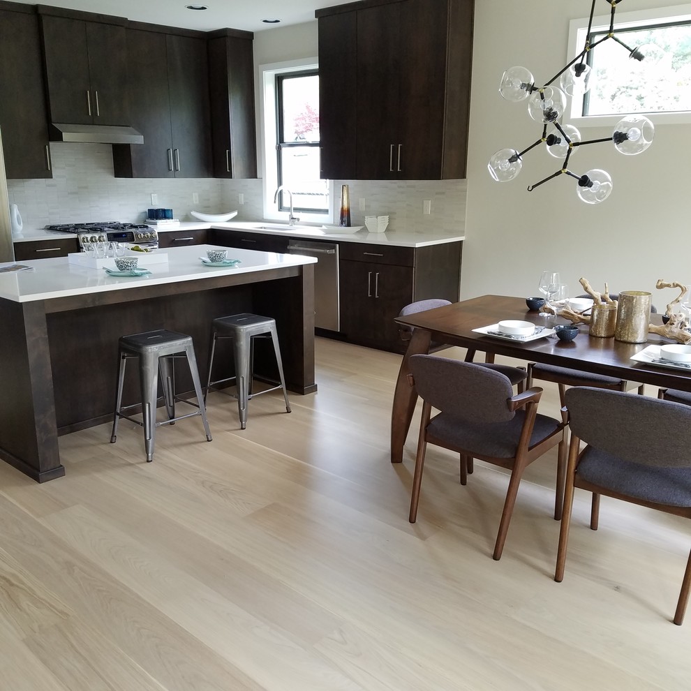 Mittelgroße Stilmix Wohnküche in U-Form mit hellem Holzboden und weißem Boden in Portland