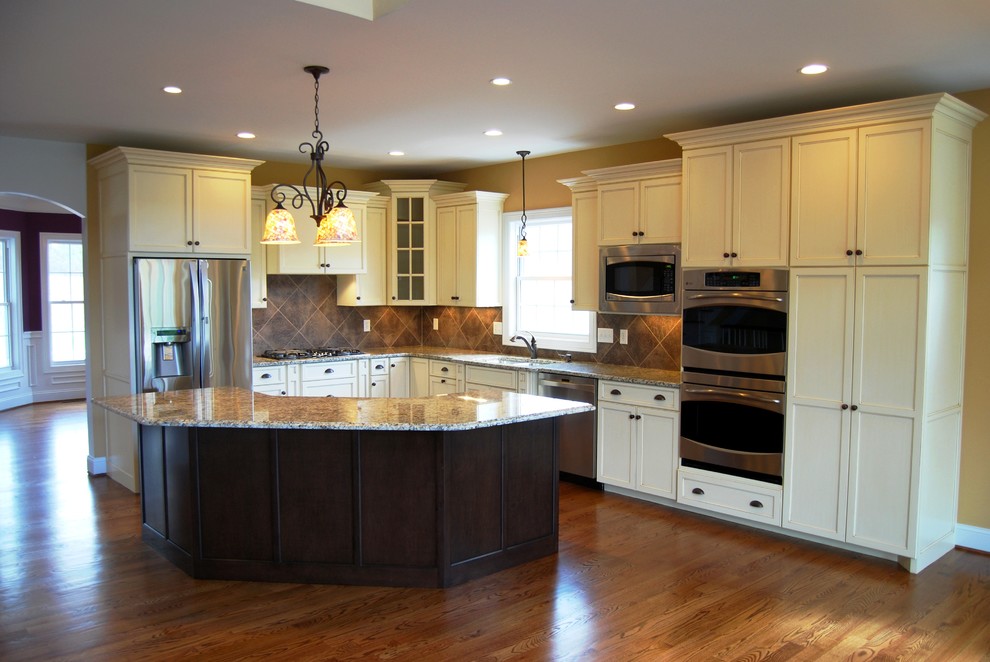 Castle Heights of Cheshire, CT Traditional Kitchen Bridgeport